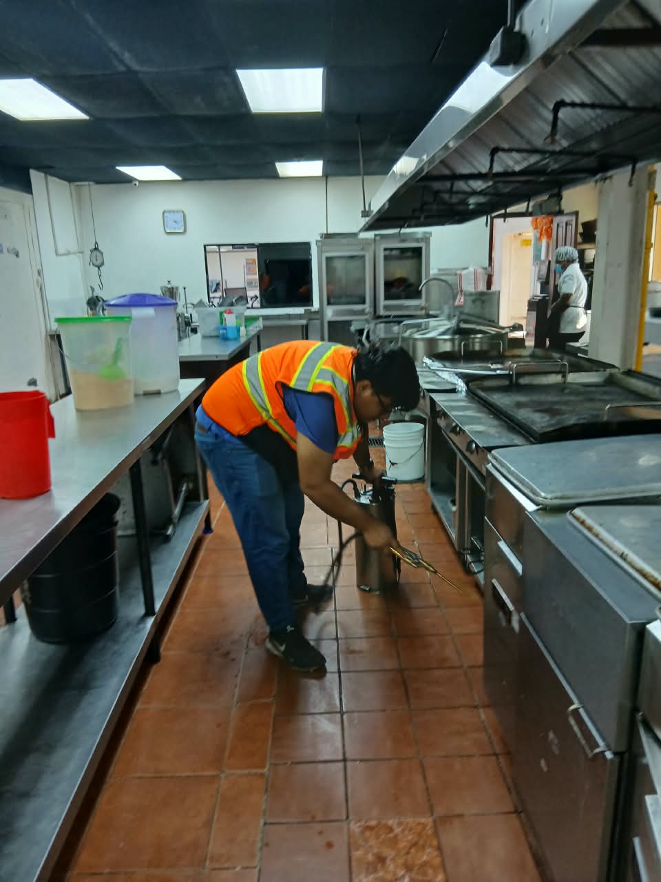 Técnico de EXPIR atendiendo una cocina comercial