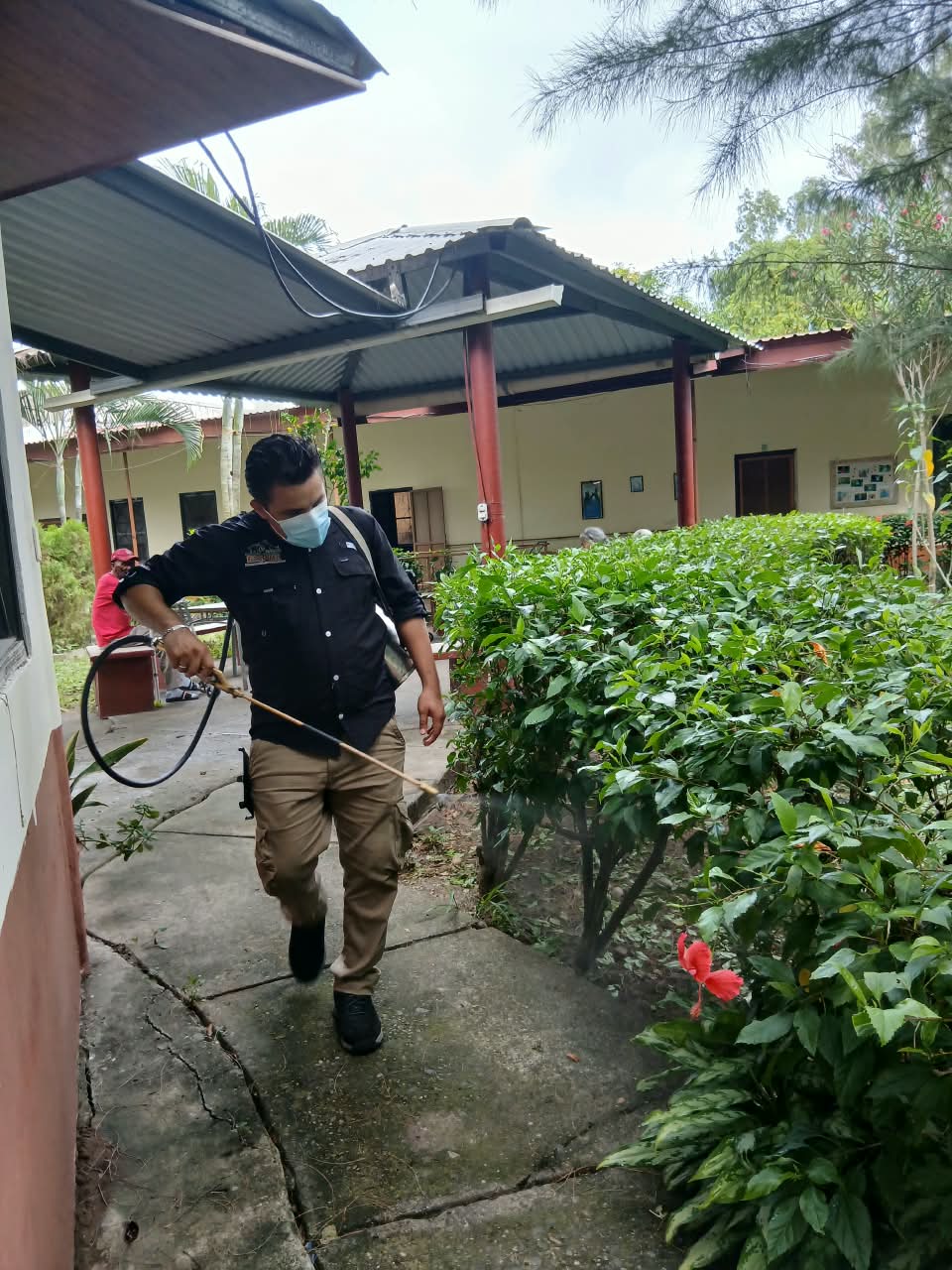 Técnico de EXPIR realizando un servicio en un patio residencial